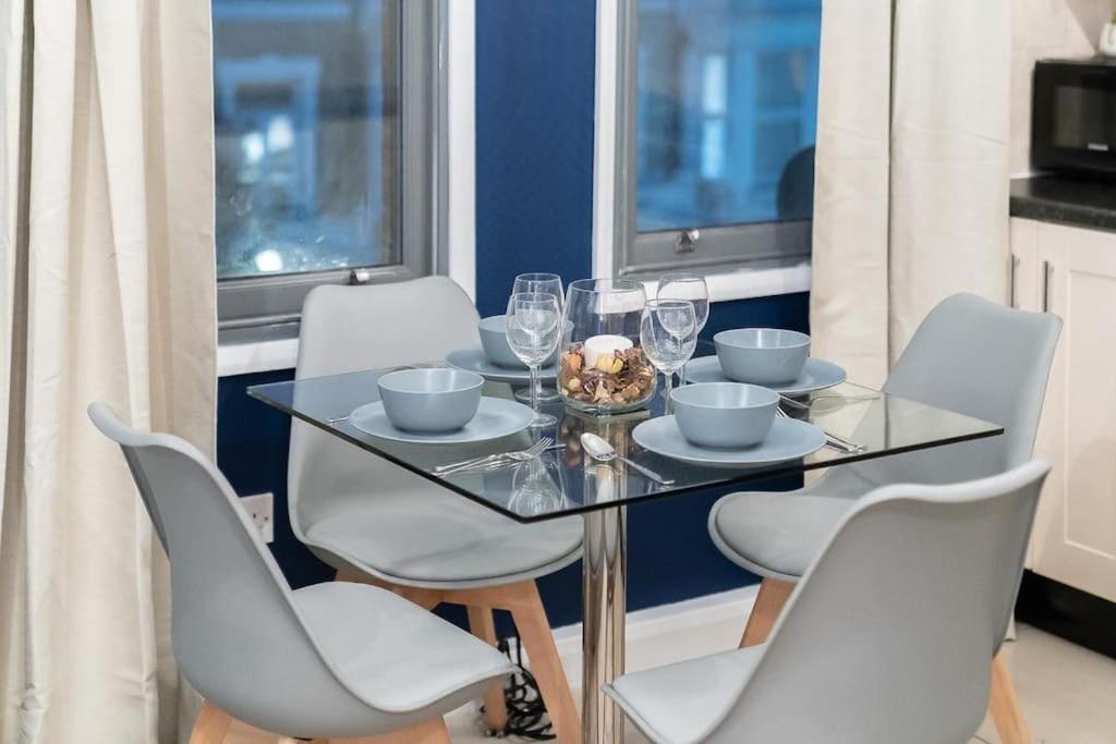 2 Bedroom Apartment Лондон Экстерьер фото